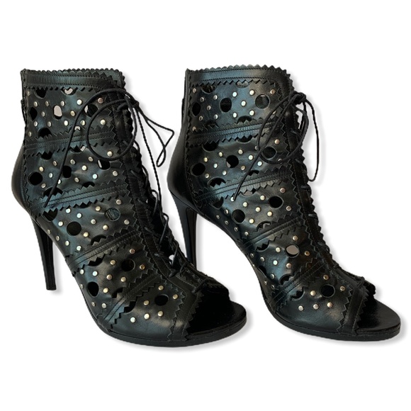 Stuart Weitzman CAGEY Scalloped Calfskin Bootie 9 - Picture 5 of 11